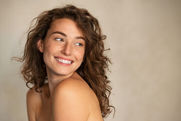 Fototapete - Smiling beauty woman with freckles looking away