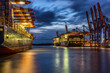 Großes Containerschiff im Hamburger Hafen bei Nacht