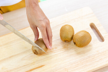 Sticker - Kiwi fruit and slices on wooden cutting board