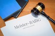 Meister-BAföG. Dokument mit Text/Beschriftung. Schreibtisch mit Büchern und Richterhammer bei einem Anwalt.