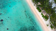 Luftaufnahme eines Strandes mit türkisem Wasser auf Mauritius
