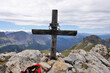 Drewniany krzyż na szczycie góry, Dolomity, Włochy