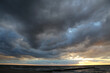 dramatischer Sonnenuntergang an der Ostsee
