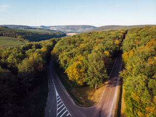 vue aérienne d'une route. Un choix entre deux chemins. Choisir 2 chemins différents. Une orientation différente