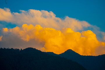 Wall Mural - nubes amarillas sobre montañas 