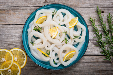 Squid rings with lemon and rosemary