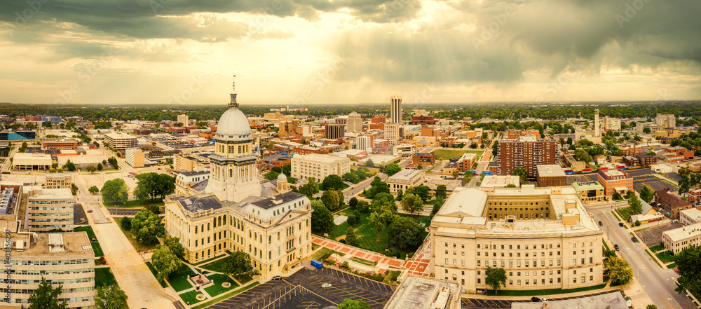 Aerial panorama of the Illinois State Capitol dome and Springfield skyline under a dramatic sunset. Springfield is the capital of the U.S. state of Illinois and the county seat of Sangamon County - obrazy, fototapety, plakaty 