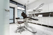 Nowoczesny fotel dentystyczny w klinice specjalizującej się w stomatologii