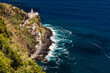 Der fantastische Blick auf den Leuchtturm von Nordeste direkt an der Steilküste der Azoren-Insel São Miguel