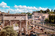 Triumphbogen auf dem römischen Marktplatz - Forum Romanum in Rom, Italien