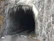 Enger Tunnel mit Eiszapfen