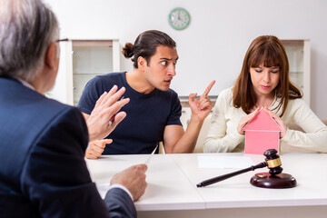 Wall Mural - Lawyer talking to divorcing couple at home