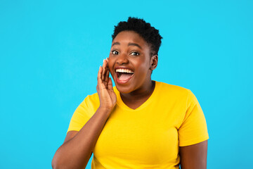 Wall Mural - Black Plus-Size Woman Shouting Holding Hand Near Mouth, Blue Background