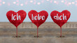 canvas print picture - Valentinstag / Ich liebe dich Hintergrund Banner Panorama Grußkarte - 3 rote Ballon Herzen auf rustikalen Vintage Holztisch Textur mit Herz Bokeh