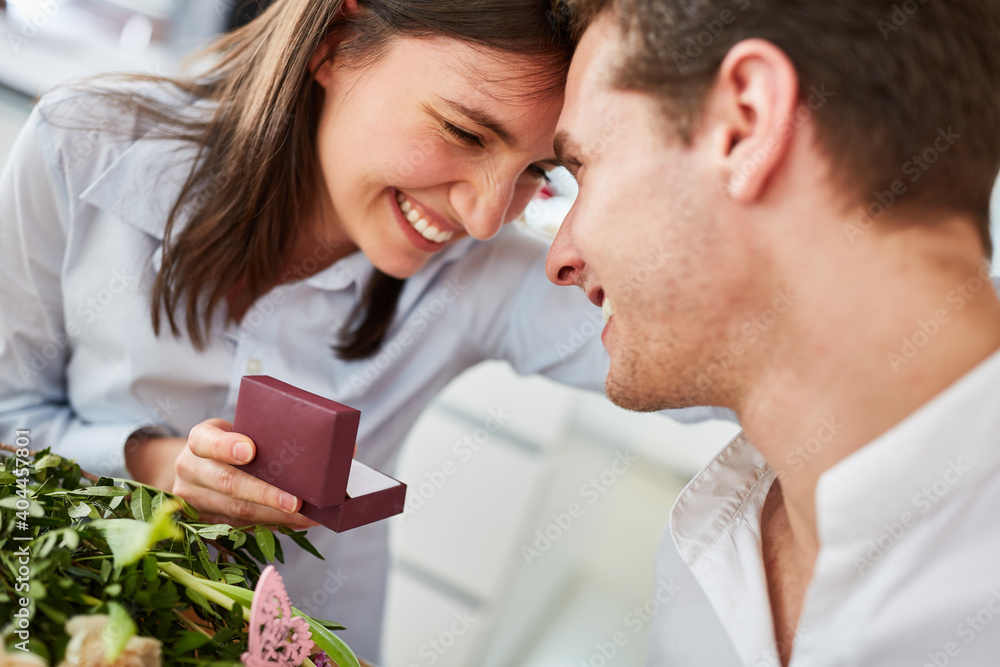 Glückliche Frau hält Schachtel mit Verlobungsring von Mann - obrazy, fototapety, plakaty 