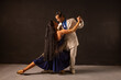 Pareja profesional de Tango bailando, en estudio, de forma pasional y sensual