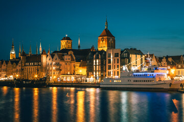 Canvas Print - Historic old town in Gdansk after sunset, Poland