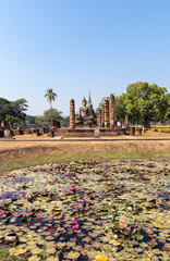 Poster - Lac devant un temple, parc historique de Sukhothaï, Thaïlande