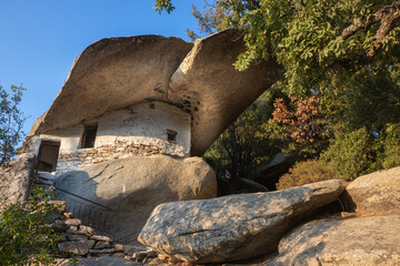 Canvas Print - historical Chapel of Theoskepasti with unique overhanging rock shelter on Ikaria island in Greece 