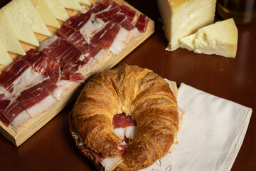 Wall Mural - Croissant relleno de Jamón ibérico y queso manchego