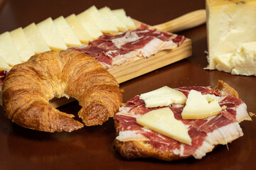 Wall Mural - Croissant relleno de Jamón ibérico y queso manchego