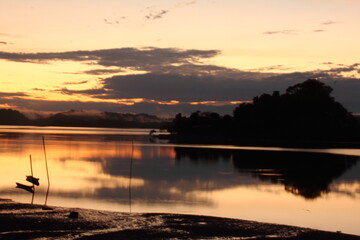 puesta de sol sobre el pacifico colombiano