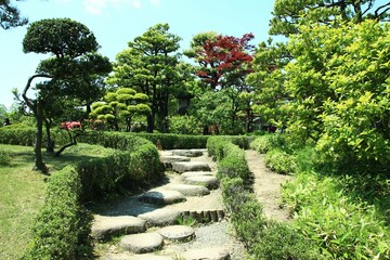 清澄庭園　　　飛び石　　　江東区の清州庭園は、岩崎弥太郎によって造られた泉水、築山、枯山水を主体にした「回遊式林泉庭園」。後に東京市(当時）に寄贈され、公園として公開されている。中央に造られた池(泉）には、濃いなどの肴が泳ぎ、また、多くの水鳥が集う、風光明媚な日本庭園である。