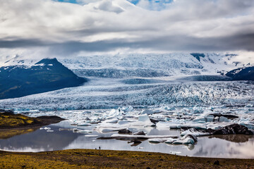 Canvas Print - The grand glacier is melting at the edges