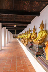 Wall Mural - Bouddhas d'un temple à Ayutthaya, Thaïlande