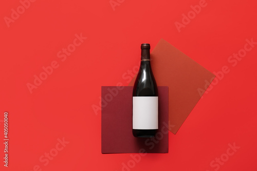 Obraz Dibond Bottle of wine with blank label on color background