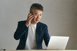 © arc image gallery - ノートパソコンを見ながらスマートフォンで話す日本人シニア男性