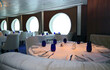 Elegantes Aqua Class Restaurant BLU auf Luxus Kreuzfahrtschiff Celebrity Infinity, Celebrity Summit, Celebrity Millennium mit gedeckten Tischen, Kristalllüster in Blau und Weiß mit hölzerner Wand