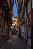 Fototapeta Uliczki - Leere Gasse in der Altstadt von Herborn in Hessen, Deutschland 