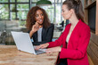 © peter scholl/Westend61 - Young businesswoman explaining business strategy to colleague in office cafeteria