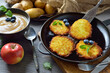 © kab-vision - Resch gebratene Kartoffelpuffer in der gusseisernen Pfanne serviert mit Apfelmus und Heidelbeeren  – Crunchy fried potato pancakes with applesauce and some berries