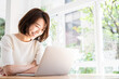 © miya227 - 部屋でラップトップコンピューターを見る女性