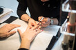 © Temporys - Soins en Salon de beauté - Pose de vernis rouge sur une main de jeune femme
