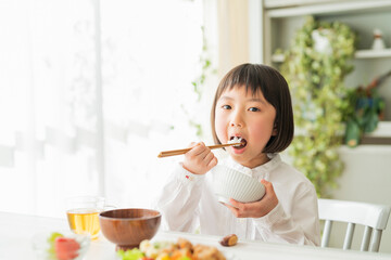 Canvas Print - 朝ごはんを食べる女の子