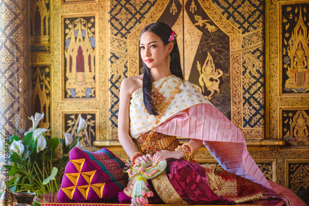 Foto De Stock Luxury Portrait Of A Beautiful Thai Girl In Traditional foto-de-stock-luxury-portrait-of-a-beautiful-thai-girl-in-traditional