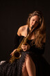 Mujer saxofonista retrato en estudio