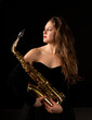 Mujer saxofonista retrato en estudio