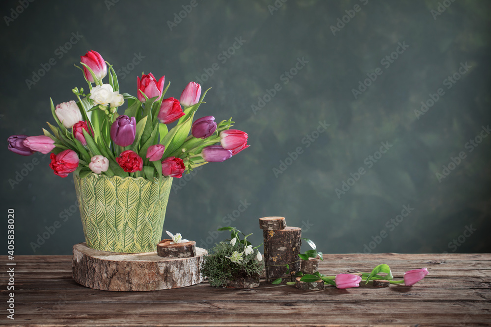 natural decoration with spring flowers on wooden table - obrazy, fototapety, plakaty 