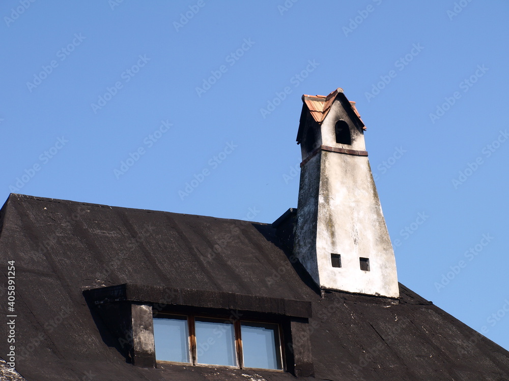 Wysoki komin w starym domu - obrazy, fototapety, plakaty 