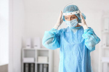 Canvas Print - Portrait of female surgeon in clinic