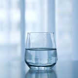 Fototapeta Tulipany - Glas, Wasser, halbleer