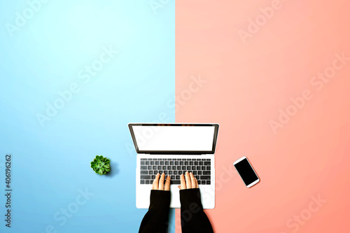 Obraz Dibond Person using a laptop computer from above