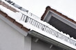 Schneefanggitter zur Vermeidung von Dachlawinen auf einem Ziegeldach montiert