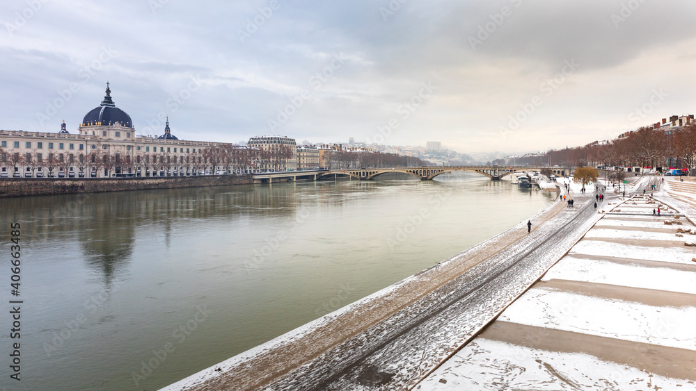 les berges du Rhône et le Grand Hôtel Dieu en hiver sous la neige - obrazy, fototapety, plakaty 