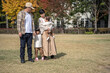 © buritora - 秋の公園で遊ぶ家族・ファミリー