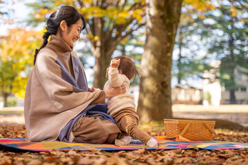 Poster - 秋の公園で遊ぶ赤ちゃんとママ（全身）
